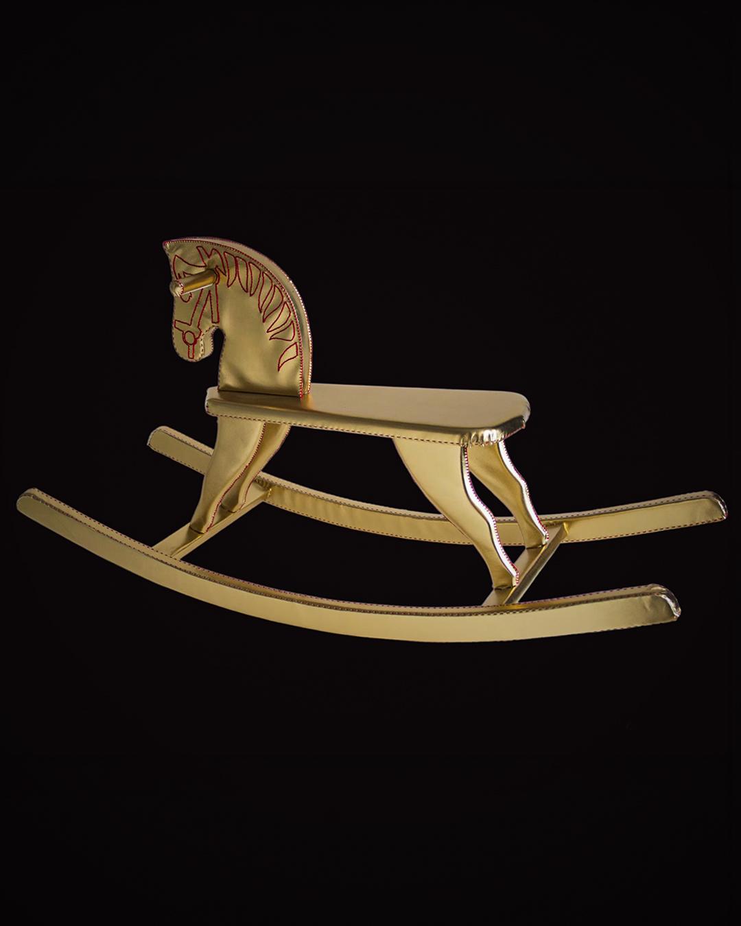 Heimspiel — golden rocking horse